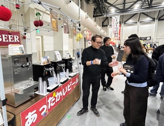 クラフトビールのイベント会場でホットビールをＰＲする精和工業所のブース＝神戸市中央区港島中町６