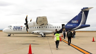 佐渡へ向かうトキエアのプロペラ機に乗り込む乗客ら＝神戸空港