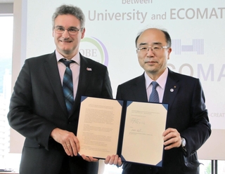 協定を結んだ神戸大学の藤澤正人学長（右）とＥＣＯＭＡＴのフーベルトゥス・ローナー氏＝２８日午後、神戸市中央区加納町４、アンカー神戸