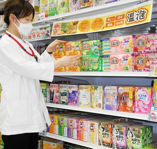 店頭に並ぶ多彩な入浴剤。競争はし烈だ＝神戸市西区玉津町新方、ゴダイドラッグ玉津新方店