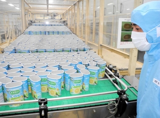 入浴剤の生産ライン。容器は流れるように充塡（じゅうてん）工程に向かう＝静岡県藤枝市、アース製薬藤枝工場