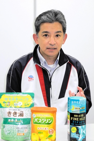 入浴剤への思いを話す加藤貴史・アース製薬藤枝工場長。入浴剤の元祖、バスクリンを扱う＝静岡県藤枝市