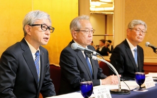 神戸経済同友会の代表幹事に就いた鳥居敬氏（左端）と２年目に入る高梨柳太郎氏（中央）、退任した神原忠明氏＝神戸ポートピアホテル