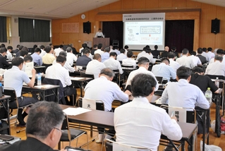 兵庫工業会の杉谷邦隆事業推進部長の講演を聞く工業高校の校長、教頭ら＝神戸市兵庫区和田宮通２