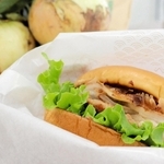 春の定番として好評な「淡路島産たまねぎバーガー　和風しょうゆ仕立て」＝神戸市中央区港島中町６、神戸商工会議所