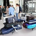 兵庫のゴルフ場を目当てに訪れた韓国人観光客ら＝神戸空港