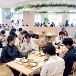 ほぼ満席になったオークラ輸送機の社員食堂＝加古川市野口町古大内