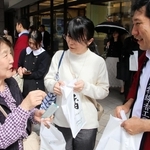 線香のサンプルを受け取った通行人と談笑する「香・未来の会」のメンバー（右）＝神戸市中央区西町