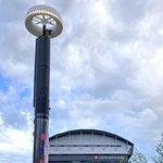 頂部と下部に照明、中央部に曲面ディスプレーを備えるスマートポール＝神戸市中央区新港町