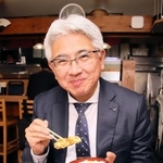 神戸市中央区で４９９４店目のランチを食す平尾正さん＝４月２４日