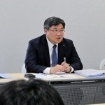 決算を発表するジャパンエンジンコーポレーションの川島健社長（中央）＝15日、大阪市中央区