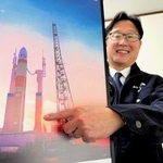Ｈ３ロケットで製造を手がけた移動式発射台について説明する三伸工業の加地重久社長＝兵庫県播磨町新島