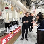 クラフトビールのイベント会場でホットビールをＰＲする精和工業所のブース＝神戸市中央区港島中町６