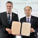 協定を結んだ神戸大学の藤澤正人学長（右）とＥＣＯＭＡＴのフーベルトゥス・ローナー氏＝２８日午後、神戸市中央区加納町４、アンカー神戸