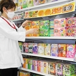 店頭に並ぶ多彩な入浴剤。競争はし烈だ＝神戸市西区玉津町新方、ゴダイドラッグ玉津新方店