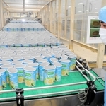 入浴剤の生産ライン。容器は流れるように充塡（じゅうてん）工程に向かう＝静岡県藤枝市、アース製薬藤枝工場