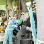調合した原料を確認する従業員。粉体技術が生産の要だ＝静岡県藤枝市、アース製薬藤枝工場