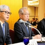 神戸経済同友会の代表幹事に就いた鳥居敬氏（左端）と２年目に入る高梨柳太郎氏（中央）、退任した神原忠明氏＝神戸ポートピアホテル