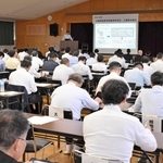 兵庫工業会の杉谷邦隆事業推進部長の講演を聞く工業高校の校長、教頭ら＝神戸市兵庫区和田宮通２