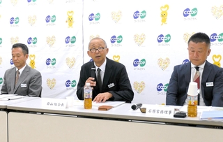 ２０２５年度決算を発表するコープこうべの岩山利久組合長（中央）＝２日午後、神戸市東灘区住吉東町４