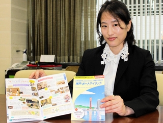 神戸をテーマにした「日本の歩き方」を説明する医師の古川由梨さん＝神戸市中央区、ポートアイランド