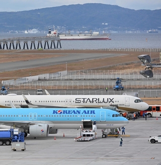 海外の航空会社の機体が並ぶ駐機場＝１月２０日、神戸市中央区の神戸空港