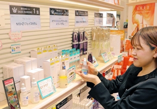 化粧品の体験型店舗に設けられた部門別ランキングコーナー。さまざまな価格帯が並ぶ＝神戸市中央区三宮町１、アットコスメストア神戸マルイ店