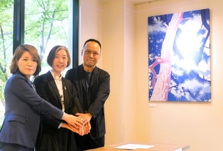 学生が制作した作品の前で提携を結ぶ大手前大とサンマルクの関係者ら＝神戸市西区学園東町８