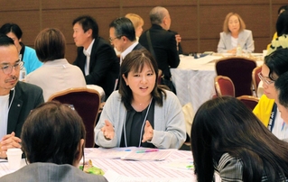 グループ討論する参加者ら＝４日午後、神戸市中央区港島中町６、神戸ポートピアホテル（撮影・谷口夏乃）