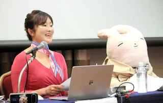 「ぬいぐるみ病院」の経営について語る、こころの堀口こみち社長＝神戸市中央区港島中町６、神戸ポートピアホテル