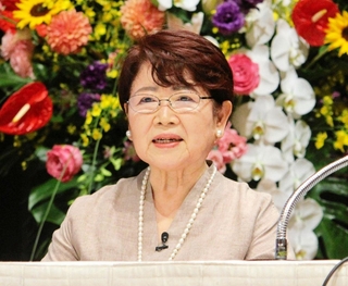 講演する「鍵庄」の入江恵子会長＝神戸市中央区港島中町６