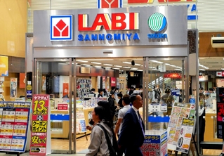 ヤマダホールディングスが展開する「ＬＡＢＩ三宮」の店頭には「ｓｅｉｄｅｎ」のロゴが残る＝５日午後、神戸市中央区三宮町１