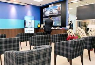 店内の展示ブースと播州織の椅子＝西脇市西脇、みなと銀行西脇支店