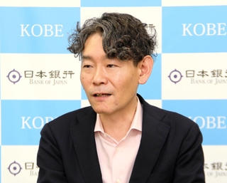 地域経済の状況を説明する別所昌樹・日銀神戸支店長＝神戸市中央区京町