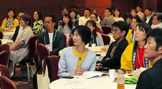 女性経営者全国交流会の分科会で、登壇者の報告に耳を傾ける参加者ら＝４日、神戸市中央区港島中町６、神戸ポートピアホテル