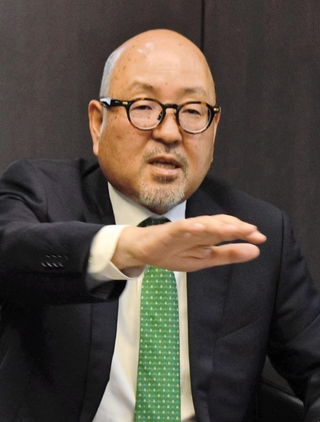 11年間のかじ取りを振り返り、欧州市場の開拓などについて語るＴＯＹＯＴＩＲＥの清水隆史社長＝伊丹市藤ノ木２