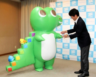 金融庁のキャラクター「ワニー参事官」と名刺交換する斎藤元彦兵庫県知事＝県庁