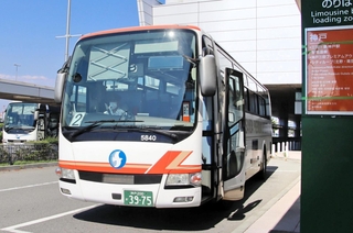 神戸空港から有馬温泉や四国方面へ向かう高速バス＝神戸市中央区