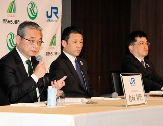 新たな金融サービスを説明するＪＲ西日本の倉坂昇治社長（左）ら＝５月、大阪市北区
