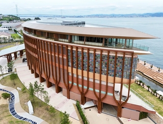 健康をテーマにしたパソナグループの長期滞在型施設＝淡路市岩屋（ドローンで撮影・斎藤雅志）