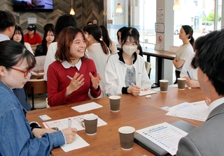 県内企業の若手社員と交流する武庫川女子大の学生ら＝西宮市里中町３、Ｍカフェ鳴尾店