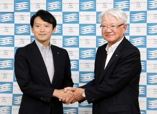「ひょうご経済フォーラム」に向けて連携を確認する斎藤元彦兵庫県知事（左）と県商工会議所連合会の川崎博也会頭＝県庁