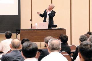 三宮再整備事業について説明する神戸市の中原信・都心再整備本部長＝神戸市中央区港島中町６、神戸商工会議所