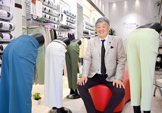 ビースリー神戸元町本店で商品への思いを語る井元憲生社長＝神戸市中央区三宮町３（撮影・大田将之）