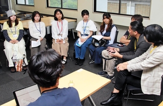 企業関係者と交流する学生ら＝兵庫県立大