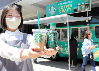 ネスレ日本の濃縮飲料「スターバックス　コーヒークラフト」（右）とアレンジした１杯を手にするスタッフ＝大阪市北区