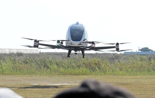２０２５年８月に尼崎市内で行われた空飛ぶクルマのデモンストレーション飛行イベント