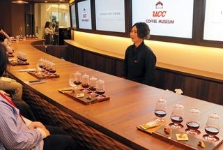 ＵＣＣコーヒー博物館の新設ラウンジ。ブレンドと食べ合わせの体験を提供する＝神戸市中央区港島中町６