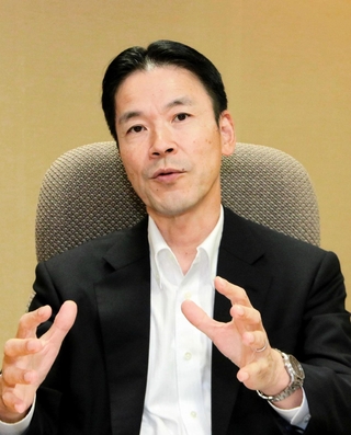 インタビューに応じるみなと銀行の持丸秀樹社長＝神戸市中央区三宮町２