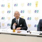 ２０２５年度決算を発表するコープこうべの岩山利久組合長（中央）＝２日午後、神戸市東灘区住吉東町４